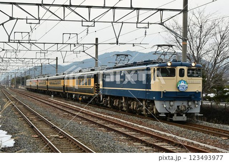 最後の国鉄型 欧風客車 サロンカーなにわ 北陸本線 高月駅を通過 最後の国鉄型 欧風客車 サロンカーなにわ 北陸本線 高月駅を通過 123493977