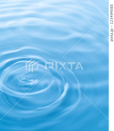 綺麗な水面の波紋 123494088