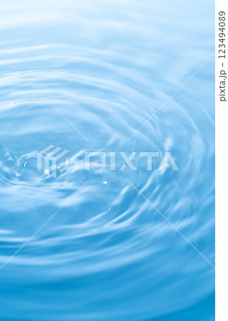 綺麗な水面の波紋 123494089