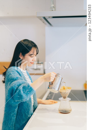 キッチンでコーヒーを淹れる女性 123494283