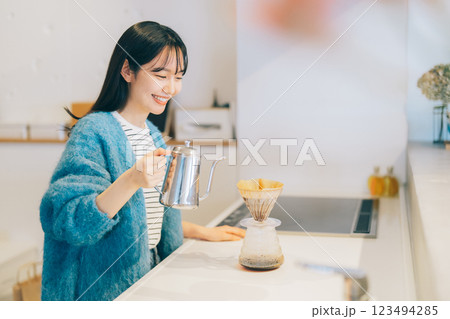 キッチンでコーヒーを淹れる女性 キッチンでコーヒーを淹れる女性 123494285
