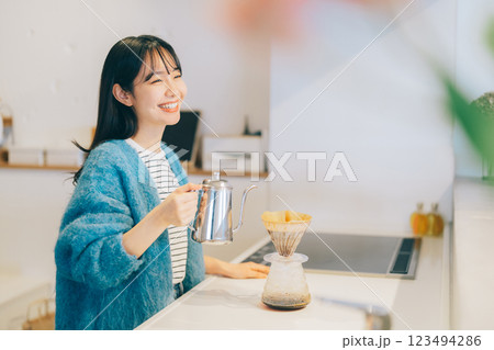 キッチンでコーヒーを淹れる女性 123494286