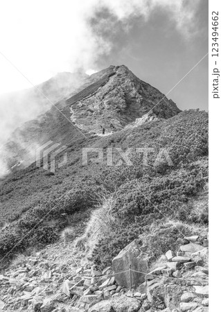 日本百名山八ヶ岳登山　赤岳展望荘から見る赤岳山頂　新聞広告用 123494662