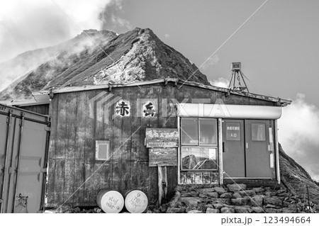 日本百名山八ヶ岳登山　赤岳展望荘から見る赤岳山頂　新聞広告用 123494664