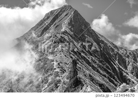 日本百名山八ヶ岳登山　地蔵の頭から見上げる赤岳　新聞広告用 123494670