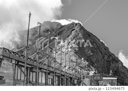 日本百名山八ヶ岳登山　赤岳展望荘から見る赤岳山頂　新聞広告用 123494675