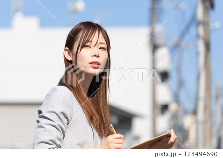 アンケートとっている女性のイメージ (写真素材) アンケートとっている女性のイメージ (写真素材) 123494690
