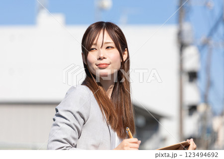 アンケートとっている女性のイメージ　(写真素材) 123494692
