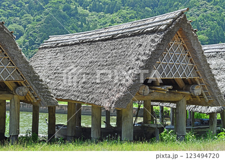 茅葺きの舟小屋 123494720