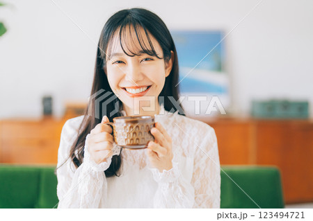 ソファに座ってコーヒーを飲む女性 123494721