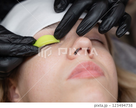 The master lays down the roller before the eyelash lamination procedure. The master lays down the roller before the eyelash lamination procedure. 123494738