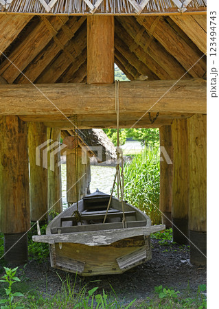 格納された舟小屋風景 123494743