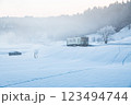 新潟県小千谷市・飯山線　霧と朝焼けの雪原をゆく単行列車 123494744