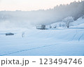 新潟県小千谷市・飯山線　霧と朝焼けの雪原をゆく単行列車 123494746