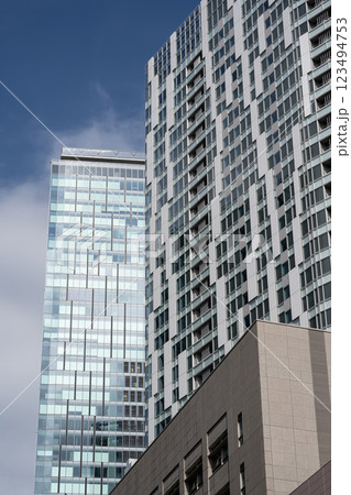 渋谷の高層ビルを見上げる繁華街の風景 123494753