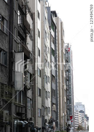 渋谷の繁華街のビル群の風景 123494769