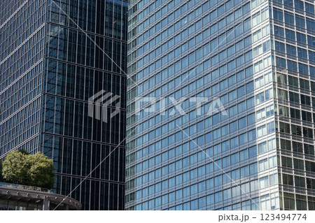 高層ビルを見上げるオフィス街の風景 高層ビルを見上げるオフィス街の風景 123494774