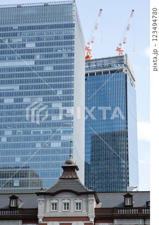 高層ビル群とタワークレーンの都市風景 123494780