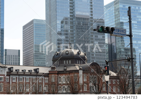 東京駅と高層ビル群の風景 123494783