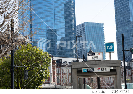 東京駅と高層ビル群の風景 東京駅と高層ビル群の風景 123494786