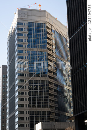 高層ビルを見上げるオフィス街の風景 高層ビルを見上げるオフィス街の風景 123494788