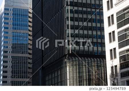 高層ビルを見上げるオフィス街の風景 123494789