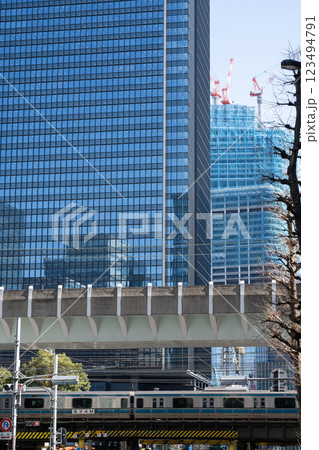 鉄道と大手町の高層ビル群 123494791