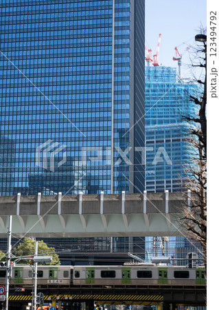 鉄道と大手町の高層ビル群 鉄道と大手町の高層ビル群 123494792