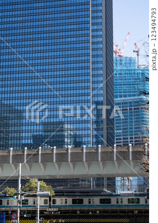 鉄道と大手町の高層ビル群 123494793