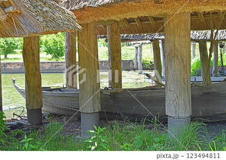 茅葺きの舟小屋 123494811