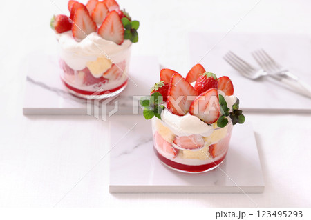 いちごのトライフル　お花見スイーツ　春のスイーツ 123495293