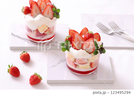 いちごのトライフル お花見スイーツ 春のスイーツ いちごのトライフル お花見スイーツ 春のスイーツ 123495294