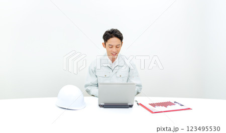 事務所で記録を確認する作業員 123495530