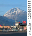 街並みの背景になった雪の普賢岳 123495635