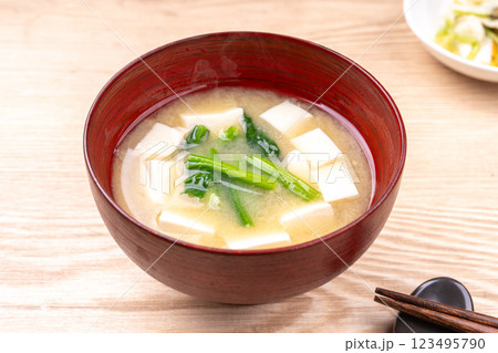 ほうれん草と豆腐の味噌汁 ほうれん草と豆腐の味噌汁 123495790