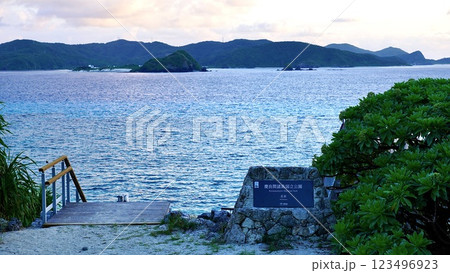 沖縄県慶良間諸島の海から見た夕方の阿嘉島の風景 沖縄県慶良間諸島の海から見た夕方の阿嘉島の風景 123496923