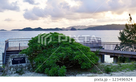 沖縄県慶良間諸島の海から見た夕方の阿嘉島の風景 123496924