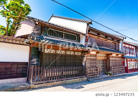 【重要伝統的建築物群保存地区】出石　八木通りの卯建と越屋根のある家2　兵庫県豊岡市 123497235