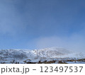 くじゅうでの雪と青空 123497537