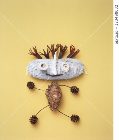 自然の素材で描いた、表情豊かな石ころキャラクター	 123498032