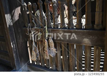 山門のわらじ 123498293