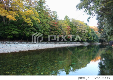 お伊勢参り、伊勢神宮内宮の五十鈴川 123498335