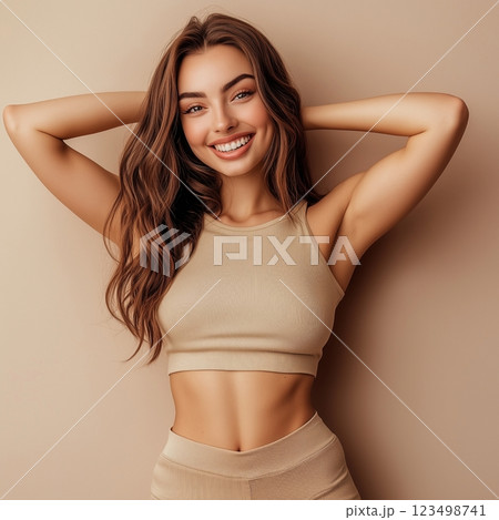 健康的で引き締まった体の女性が自信を持ってポーズを取る 123498741