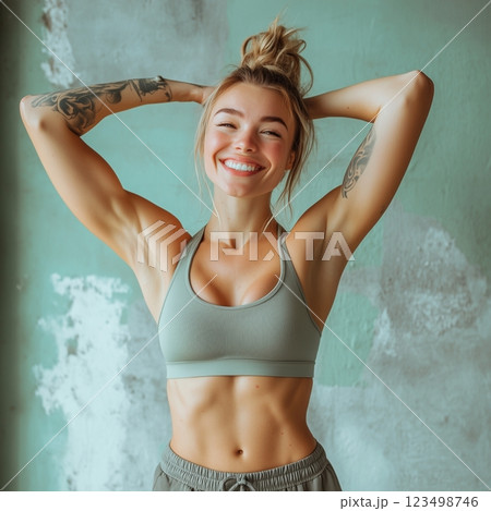 健康的で引き締まった体の女性が自信を持ってポーズを取る 123498746