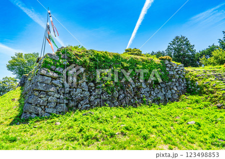 【続日本100名城】初夏の有子山城 主郭北西部の石垣と虎口 兵庫県豊岡市出石町 【続日本100名城】初夏の有子山城 主郭北西部の石垣と虎口 兵庫県豊岡市出石町 123498853