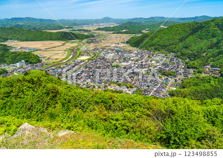 【続日本100名城】初夏の有子山城から見た出石の街並み2 兵庫県豊岡市出石町 【続日本100名城】初夏の有子山城から見た出石の街並み2 兵庫県豊岡市出石町 123498855