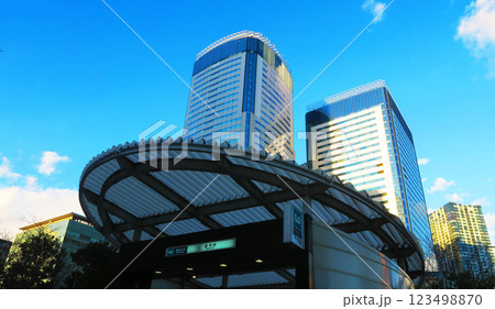 豊洲駅と市場前駅界隈の風景 123498870