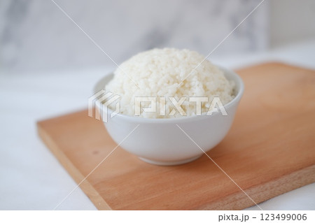 Cooked rice in a bowl 123499006