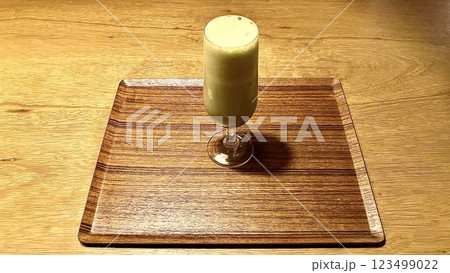 お酢と牛乳とりんごを混ぜたジュース 123499022