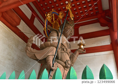 高野山　壇上伽藍の中門　多聞天 123499066